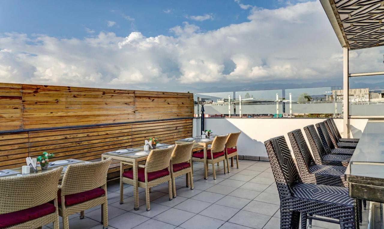 Hotel Sun Grand Дехрадун Екстериор снимка