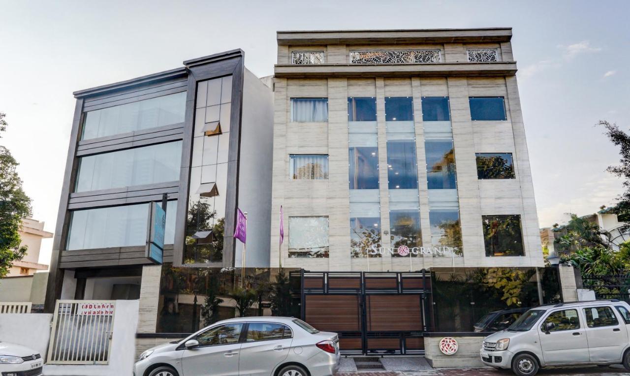 Hotel Sun Grand Дехрадун Екстериор снимка